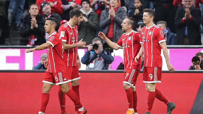 Thiago, Javi Martínez und Robert Lewandowski (von links) bejubeln am 10. März 2018 den Treffer von Franck Ribéry (Zweiter von rechts) beim 6:0-Heimsieg gegen den späteren Absteiger Hamburger SV. Thiago, Javi Martínez und Robert Lewandowski (von links) bejubeln am 10. März 2018 den Treffer von Franck Ribéry (Zweiter von rechts) beim 6:0-Heimsieg gegen den späteren Absteiger Hamburger SV.