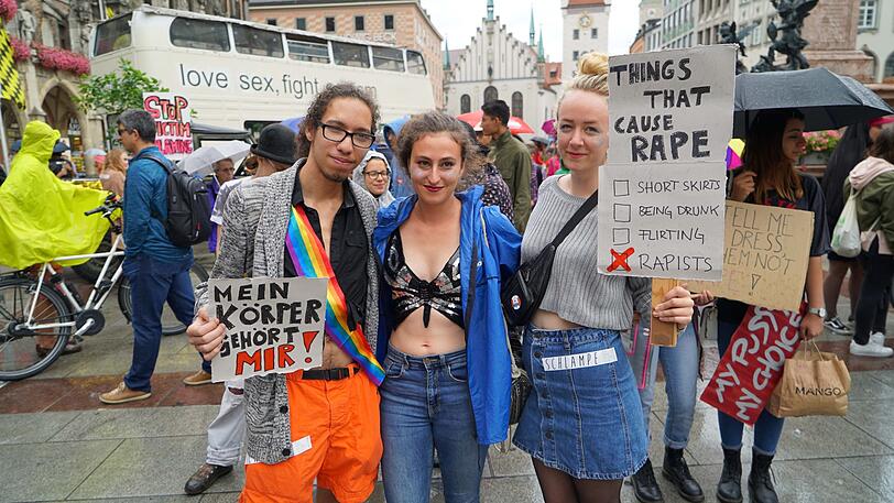 Slutwalk 2018 in München: Frauen und Männer kämpfen gemeinsam gegen Sexismus in der Gesellschaft und fordern sexuelle Selbstbestimmung für alle.