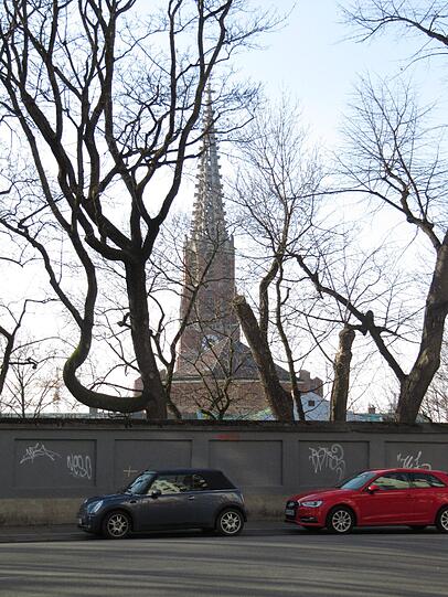 Über die Isarhangkante ragt die Mariahilfkirche.