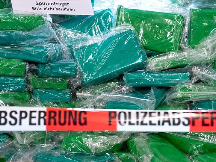 Kokain wird häufig per Schiff oder Flugzeug aus Südamerika geschmuggelt.