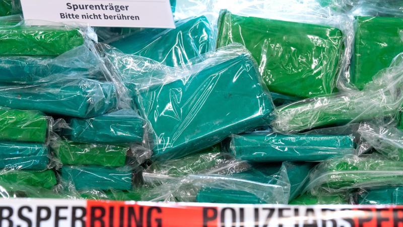 Kokain wird häufig per Schiff oder Flugzeug aus Südamerika geschmuggelt.