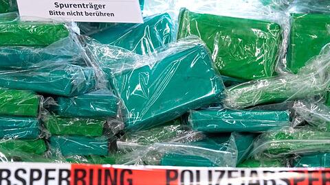 Kokain wird häufig per Schiff oder Flugzeug aus Südamerika geschmuggelt.