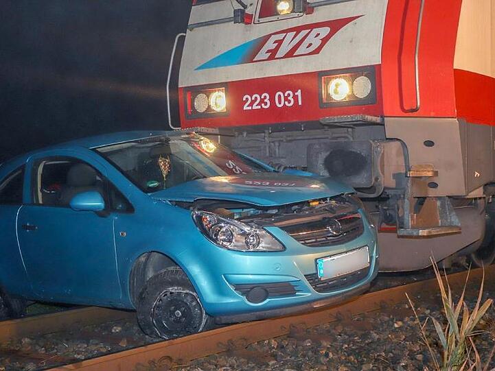 Ein beschädigtes Fahrzeug, das bei Deggendorf mit einen Güterzug kollidiert war, steht auf den Bahngleisen. Foto: Wisberger/dpa