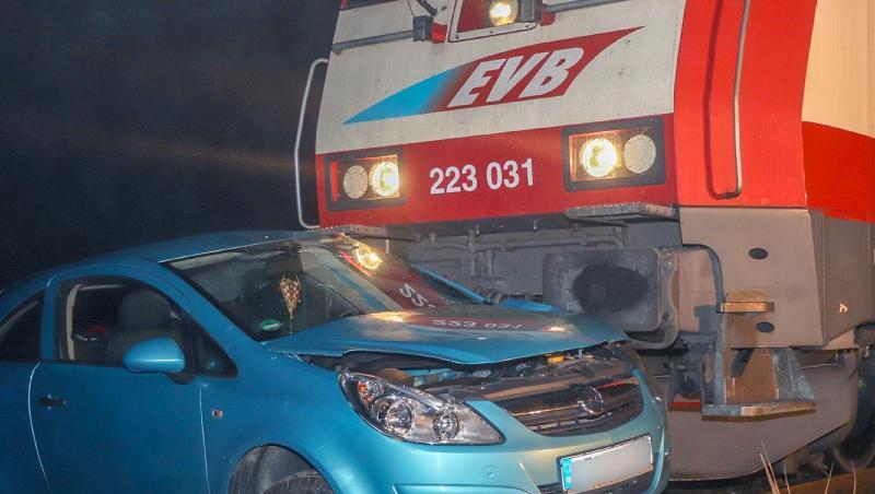 Ein beschädigtes Fahrzeug, das bei Deggendorf mit einen Güterzug kollidiert war, steht auf den Bahngleisen. Foto: Wisberger/dpa Ein beschädigtes Fahrzeug, das bei Deggendorf mit einen Güterzug kollidiert war, steht auf den Bahngleisen. Foto: Wisberger/dpa