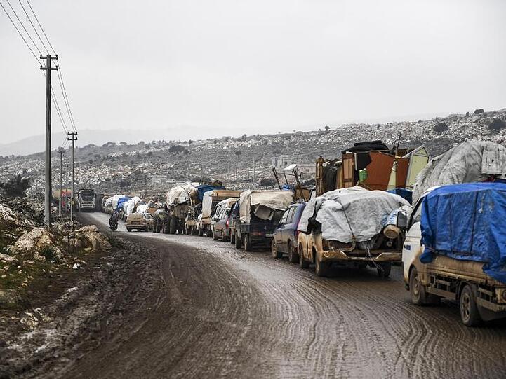 Zivilisten fliehen mit ihren Habseligkeiten aus dem umkämpften Idlib.