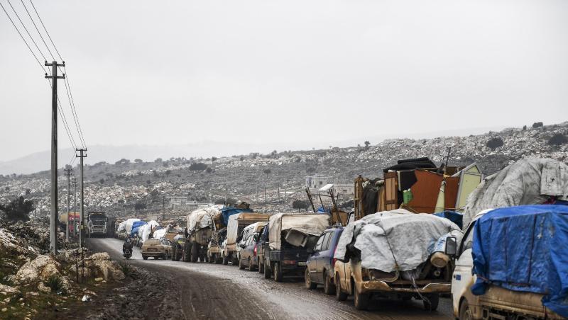 Zivilisten fliehen mit ihren Habseligkeiten aus dem umkämpften Idlib.