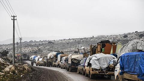 Zivilisten fliehen mit ihren Habseligkeiten aus dem umkämpften Idlib.