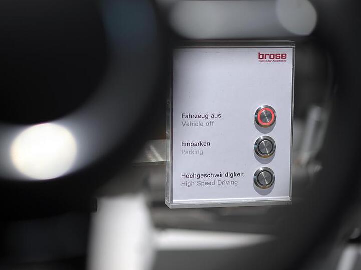 Hinter einem Lenkrad im Showroom des Automobilzulieferers Brose ist eine Schalttafel aufgestellt. Foto: David-Wolfgang Ebener/dpa/Archivbild