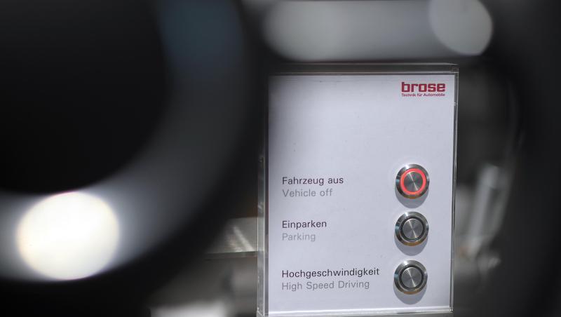 Hinter einem Lenkrad im Showroom des Automobilzulieferers Brose ist eine Schalttafel aufgestellt. Foto: David-Wolfgang Ebener/dpa/Archivbild Hinter einem Lenkrad im Showroom des Automobilzulieferers Brose ist eine Schalttafel aufgestellt. Foto: David-Wolfgang Ebener/dpa/Archivbild