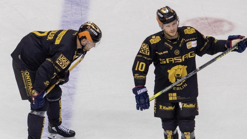 Frank Hördler und Parker Tuomie sind auf dem Eis zu sehen.