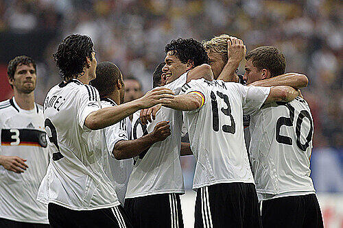 Michale Ballack - der Capitano lässt sich von seinen Mitspielern feiern.