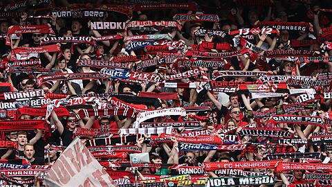 Nürnberger Fans singen vor Spielbeginn die Vereinshymne.