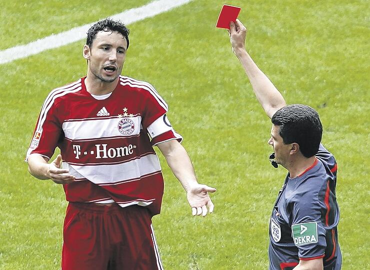 Die 23. Minute beim 1:1 der Bayern in Dortmund am 23. August: Schiedsrichter Herbert Fandel schickt Mark van Bommel zum Duschen. In Köln darf Mark wieder spielen.