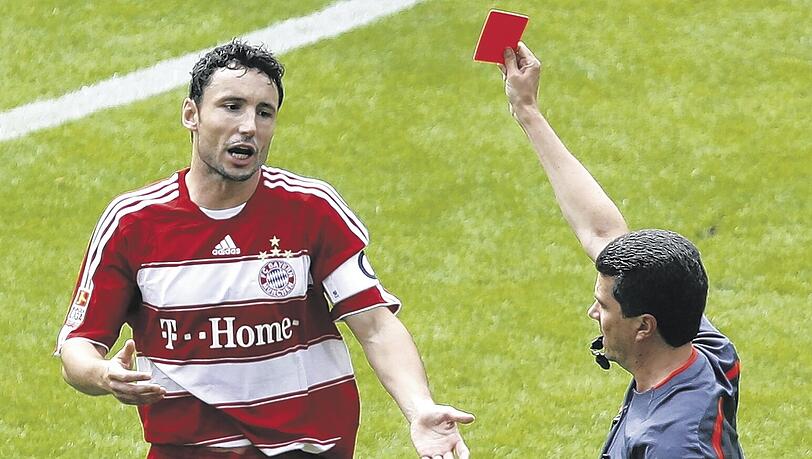 Die 23. Minute beim 1:1 der Bayern in Dortmund am 23. August: Schiedsrichter Herbert Fandel schickt Mark van Bommel zum Duschen. In Köln darf Mark wieder spielen. Die 23. Minute beim 1:1 der Bayern in Dortmund am 23. August: Schiedsrichter Herbert Fandel schickt Mark van Bommel zum Duschen. In Köln darf Mark wieder spielen.