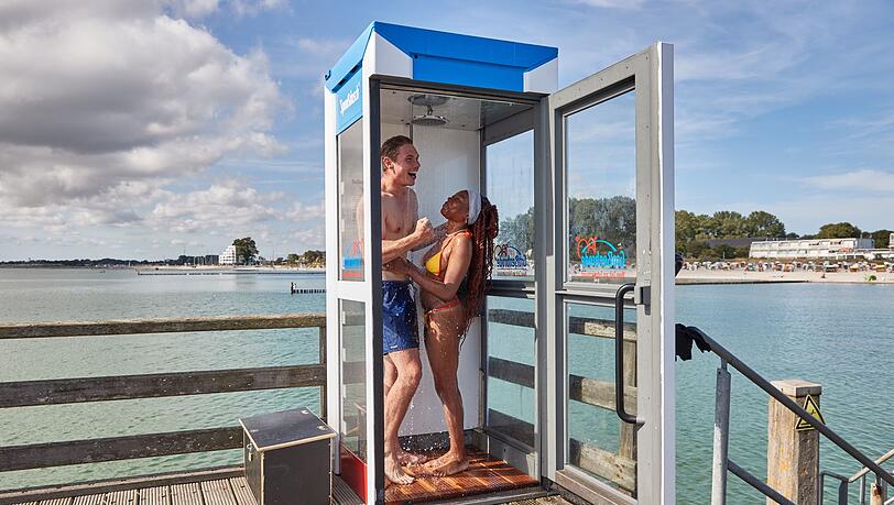 Duschen in einer ausgemusterten Telefonzelle - in Großenbrode in Schleswig-Holstein ist das möglich. (Archivbild) Duschen in einer ausgemusterten Telefonzelle - in Großenbrode in Schleswig-Holstein ist das möglich. (Archivbild)
