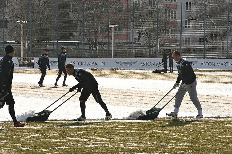 Denn trotz Tauwetters in München musste der Rasen an der Grünwalder von hartnäckigen Schneeresten befreit werden - da packte die ganze Maurer-Elf mit an.