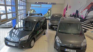 65 Peugeot-Kastenwagen vom Typ Partner wurden jetzt an die NCR GmbH ausgeliefert. 65 Peugeot-Kastenwagen vom Typ Partner wurden jetzt an die NCR GmbH ausgeliefert.