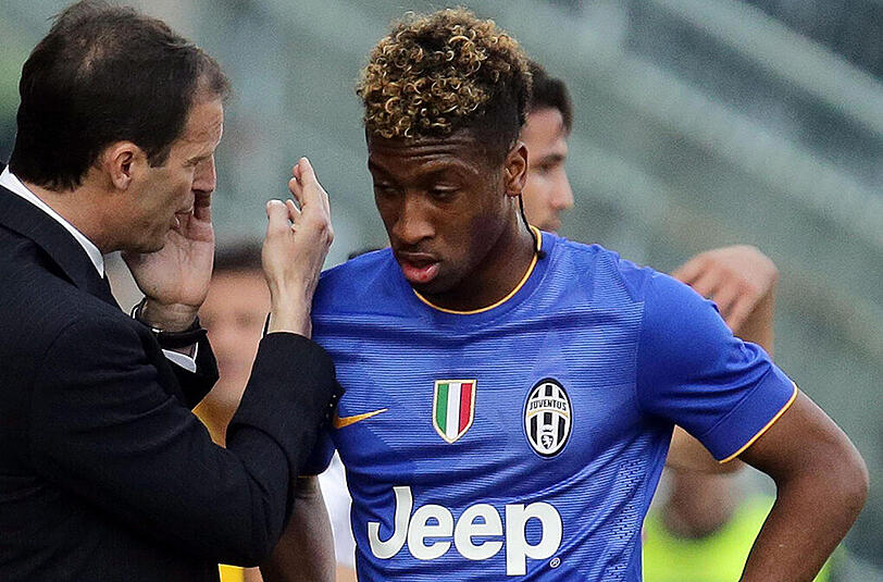 Kingsley Coman lauscht den Worten von Juventus-Coach Massimiliano Allegri (links).