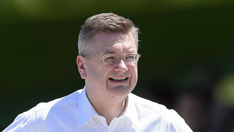 Reinhard Grindel und der DFB schütten eine Rekordsumme im DFB-Pokal aus. Reinhard Grindel und der DFB schütten eine Rekordsumme im DFB-Pokal aus.