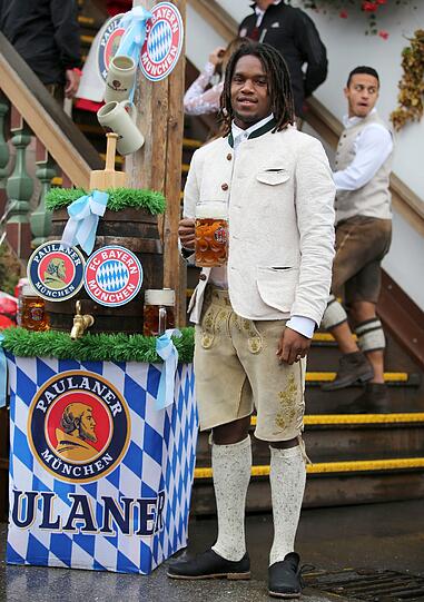 Tracht steht ihm: Renato Sanchez bei seinem ersten Wiesn-Besuch.