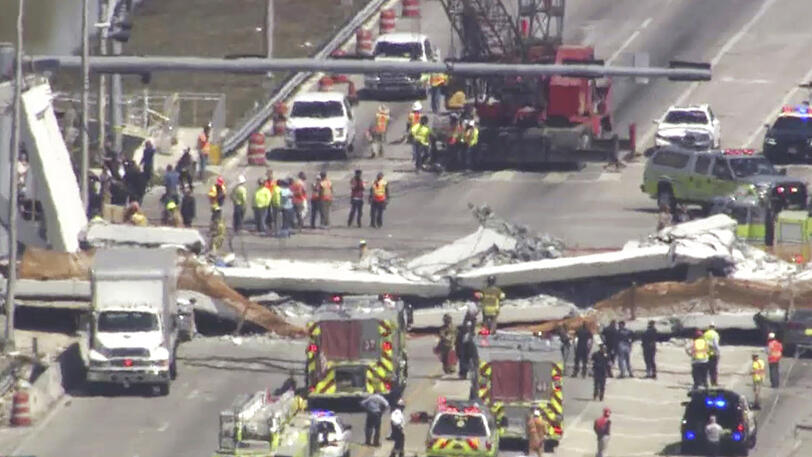 Dieses Videostandbild zeigt die eingestützte Fußgängerbrücke in Miami (bestmögliche Qualität).