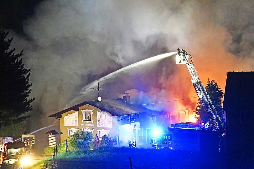 Der Handwerkerhof im Manthal ist in der Nacht auf Sonntag komplett abgebrannt. Die Bilder vom Einsatz.