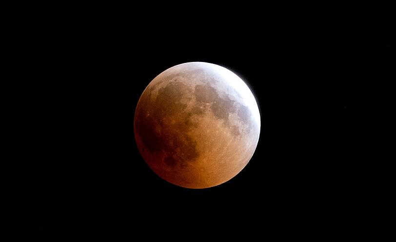 Palästinensische Autonomiegebiete, Gaza-Stadt: Rötlich geht der Vollmond auf.