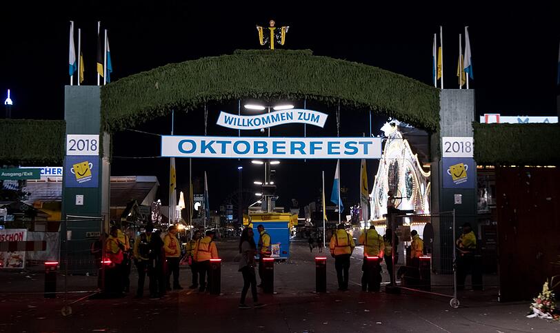 Bei einem Streit auf dem Münchner Oktoberfest ist ein Mann tödlich verletzt worden. Die Fahndung nach dem Täter läuft. Die Polizei sucht Zeugen, die den Streit im Augustiner-Zelt beobachtet haben.