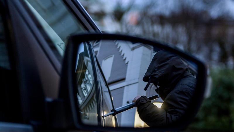 Ein Mann versucht eine Autotür mit einer Metallstange aufzubrechen (gestellte Szene). Foto: Axel Heimken/dpa/Symbolbild Ein Mann versucht eine Autotür mit einer Metallstange aufzubrechen (gestellte Szene). Foto: Axel Heimken/dpa/Symbolbild