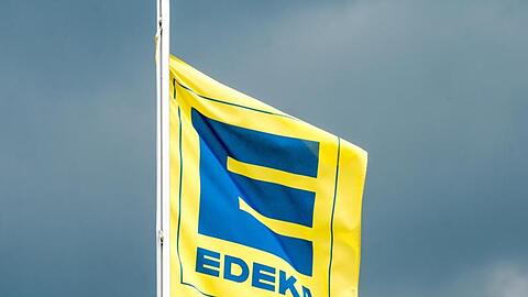 Eine Fahne mit dem Logo von Edeka ist zu sehen. Foto: Armin Weigel/Archiv