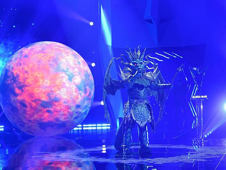 Die Figur "Der Drache" steht in der Prosieben-Show "The Masked Singer" auf der Bühne.