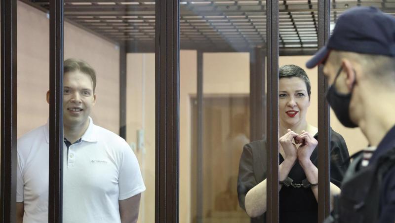 Maria Kolesnikowa und der Anwalt Maxim Snak (l) im Gerichtssaal in Minsk. Maria Kolesnikowa und der Anwalt Maxim Snak (l) im Gerichtssaal in Minsk.