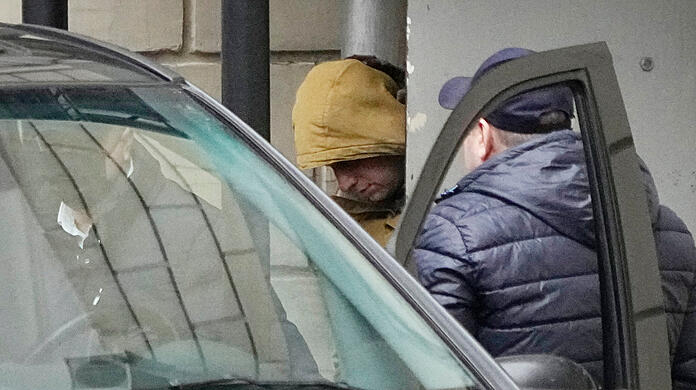 Evan Gershkovich wird von Beamten vom Lefortovsky-Gericht zu einem Bus eskortiert. Ein Gericht in Moskau hat gegen den Korrespondenten des " Wall Street Journal" Haftbefehl wegen angeblicher Spionage erlassen.