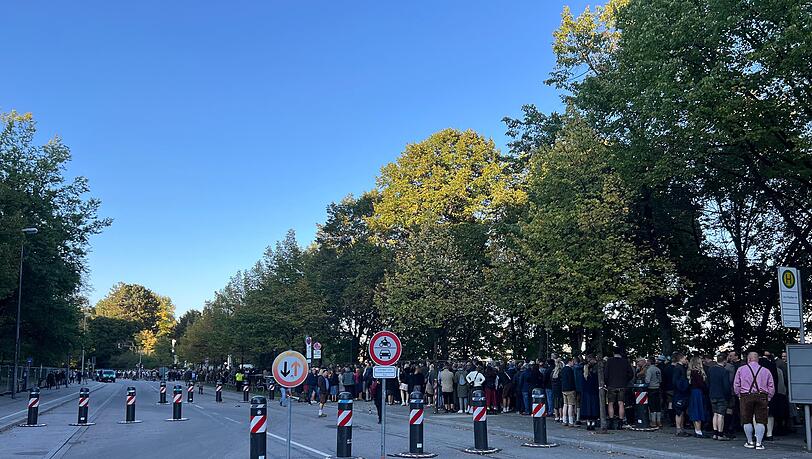 Vor der Bavaria hat sich nach der Wiesn-Sperrung eine riesige Schlange gebildet. Vor der Bavaria hat sich nach der Wiesn-Sperrung eine riesige Schlange gebildet.