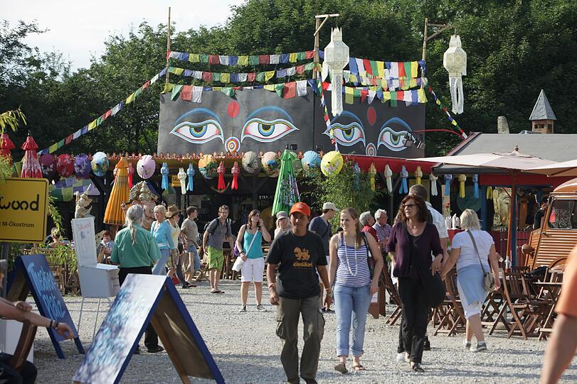 Münchens beliebtes Sommerfestival läuft wieder. Am Mittwoch wurde das Tollwood 2011 eröffnet. Impressionen von Tag 1.