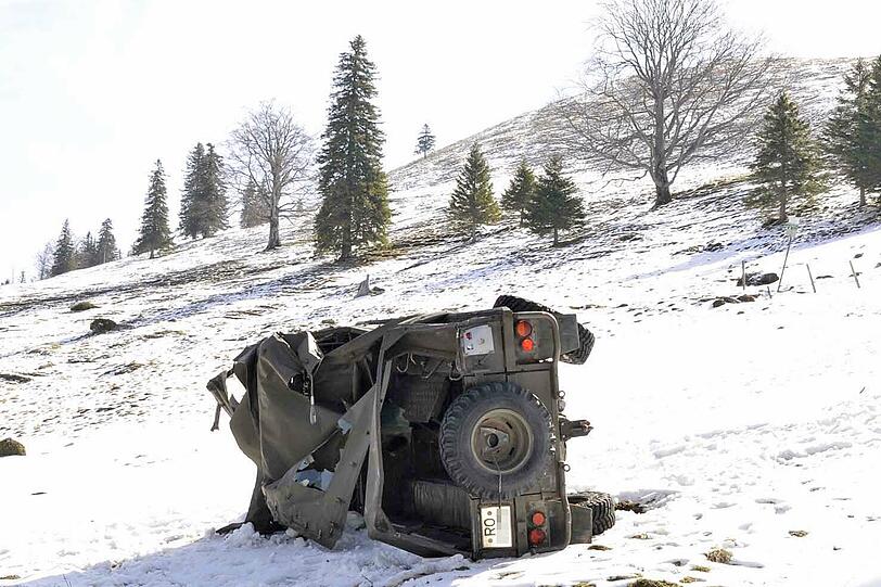 Warum der Jeep mit den drei Insassen am Farrenpoint abstürzte, ist bisher nicht bekannt. Eine Frau und ein Kind starben.