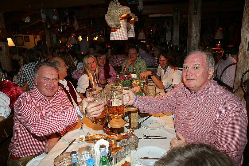 Ein Prosit der Gemütlichkeit: Bayerns Bosse im Käfer auf der Wiesn, Karl-Heinz Rummenigge (l.) und Präsident Uli Hoeneß. Foto: Wackerbauer