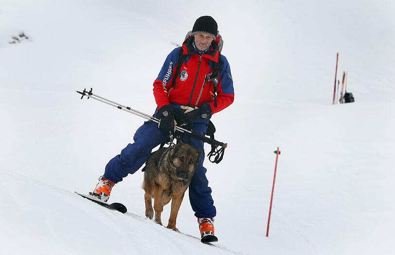 Für die Rettung von Verschütteten setzt sie Bergwacht auch Suchhunde ein. (Archivbild)