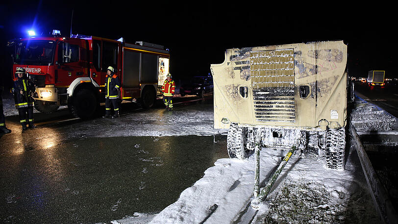 Nachdem der in Flammen stehende Hummer unkontrolliert über die Autobahn gerollt war, brannte er an der Mittelleitplanke völlig aus. Die Bilder.
