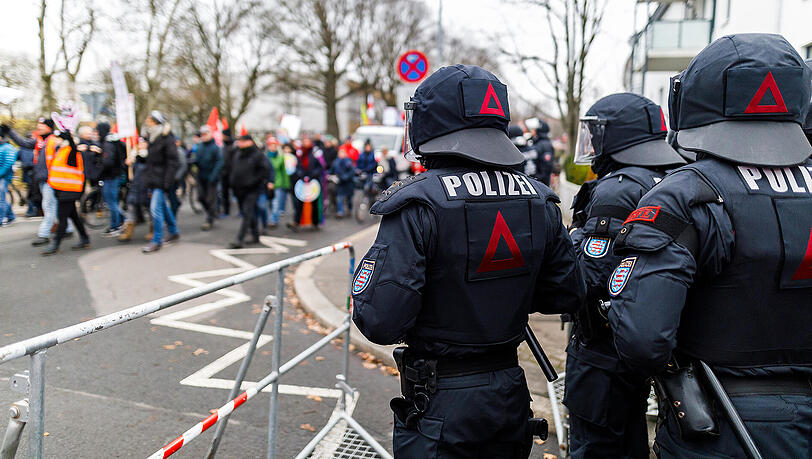 Auch Polizisten aus anderen Bundesländern unterstützen die Einsatzkräfte in Augsburg. (Archivbild) Auch Polizisten aus anderen Bundesländern unterstützen die Einsatzkräfte in Augsburg. (Archivbild)