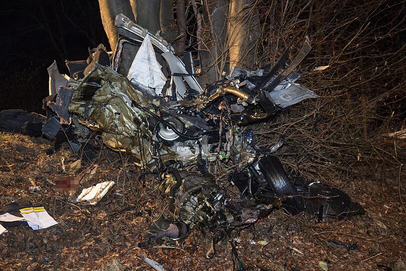 Der Fahrer krachte am Samstagabend mit seinem Suzuki in einen Baum. Er verstarb noch an der Unfallstelle.