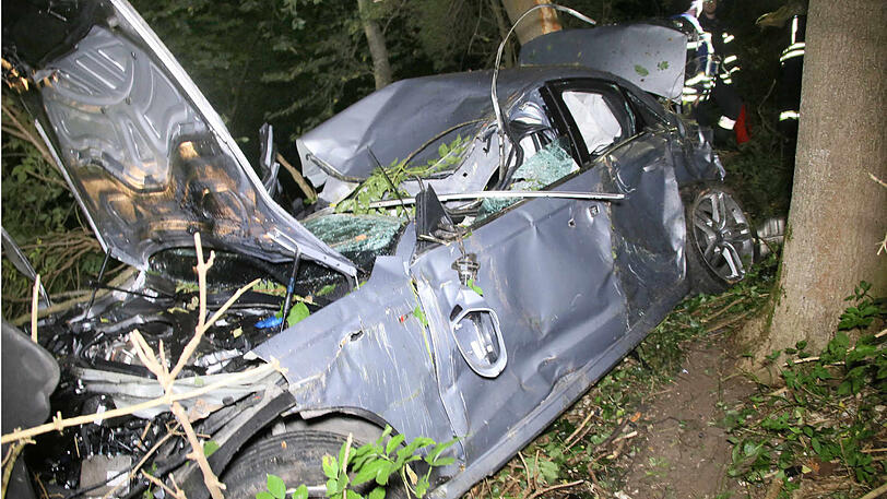 Der Audi-Fahrer fuhr einen Hang hinunter und krachte gegen einen Baum. Die Bilder vom Unfallort.