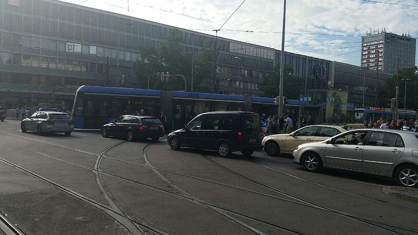 Ein Mann droht vom Baukran in der Schillerstraße zu springen - Gaffer blockieren die Rettungsmaßnahmen!