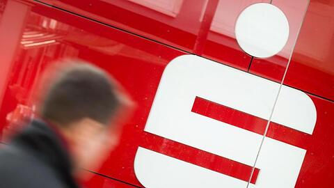 Höhere Gebühren oder gar Strafzinsen für Sparkassenkunden werden nach Einschätzung des Dachverbands DSGV wahrscheinlicher.