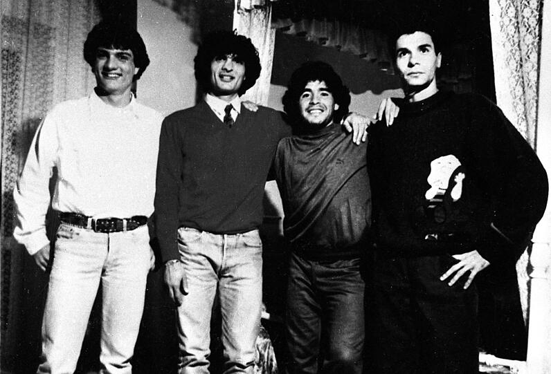 In den Fängen der Mafia: Maradona mit Camorra-Boss Guliano (2.v.l).