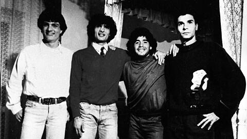 In den Fängen der Mafia: Maradona mit Camorra-Boss Guliano (2.v.l).