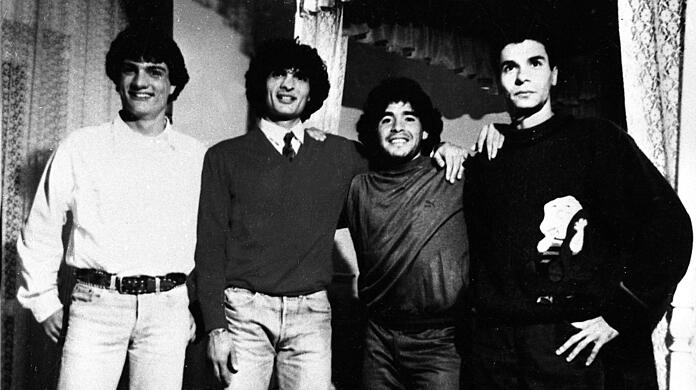 In den Fängen der Mafia: Maradona mit Camorra-Boss Guliano (2.v.l).
