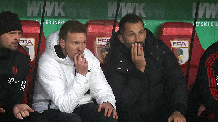 Hasan Salihamidzic (r.) auf der Bank neben Trainer Julian Nagelsmann. Bilder wie diese wird es künftig nicht mehr geben, der Sportvorstand sitzt ab sofort auf der Tribüne.