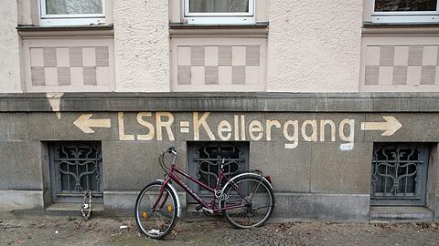 Der Schriftzug "LSR Kellergang" steht an der Fassade eines Wohnhauses im Leipziger Stadtteil Schleußig. "LSR" bedeutet Luftschutzraum. Der Hinweis für die Zivilbevölkerung war ab dem Jahr 1944 in deutschen Städten an den Häusern zu sehen. (Archivfoto)