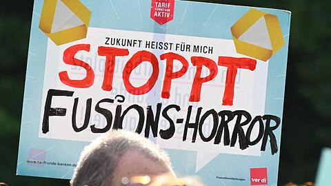 Die Commerzbank-Hauptversammlung nutzten Beschäftigte zum Protest gegen eine Übernahme. (Archivbild)
